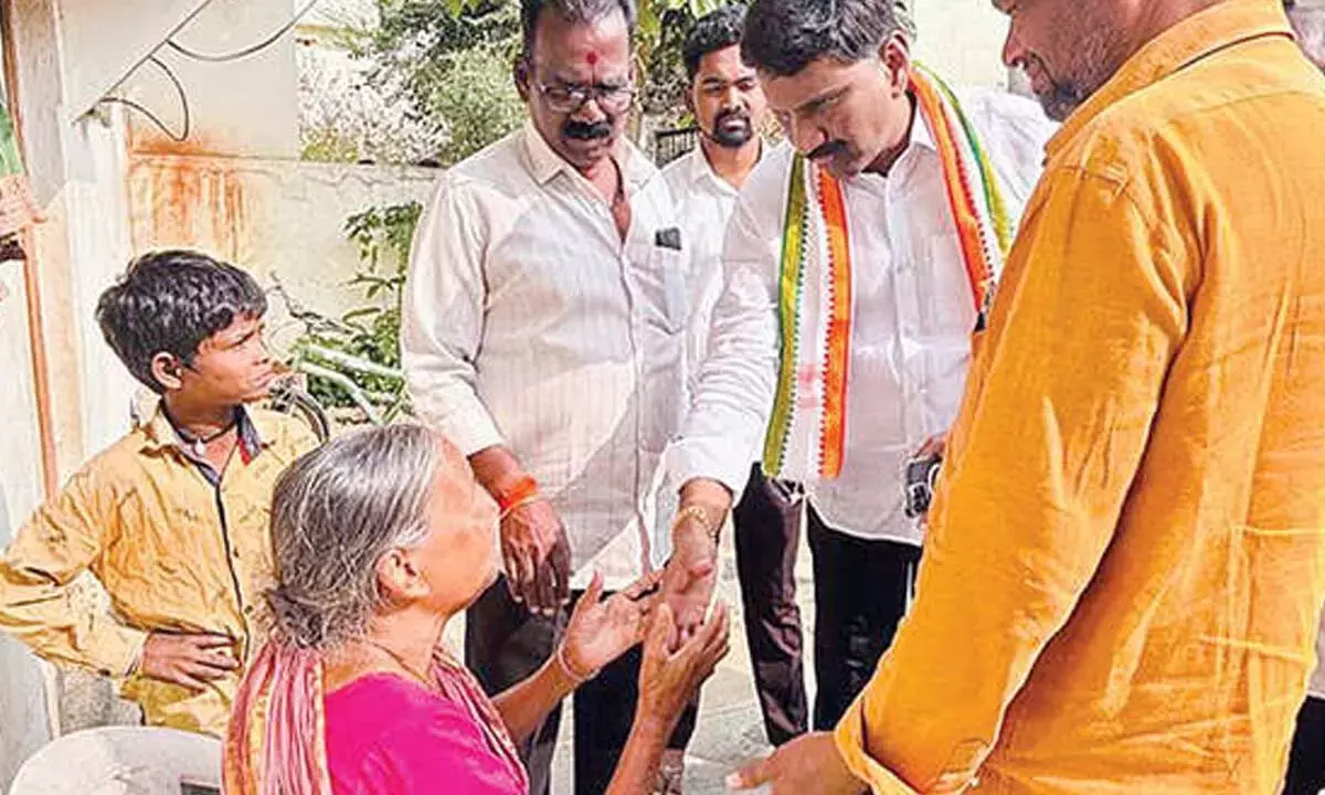 Telangana: कांग्रेस नेता बंदामीदीपल्ली में घर-घर गए