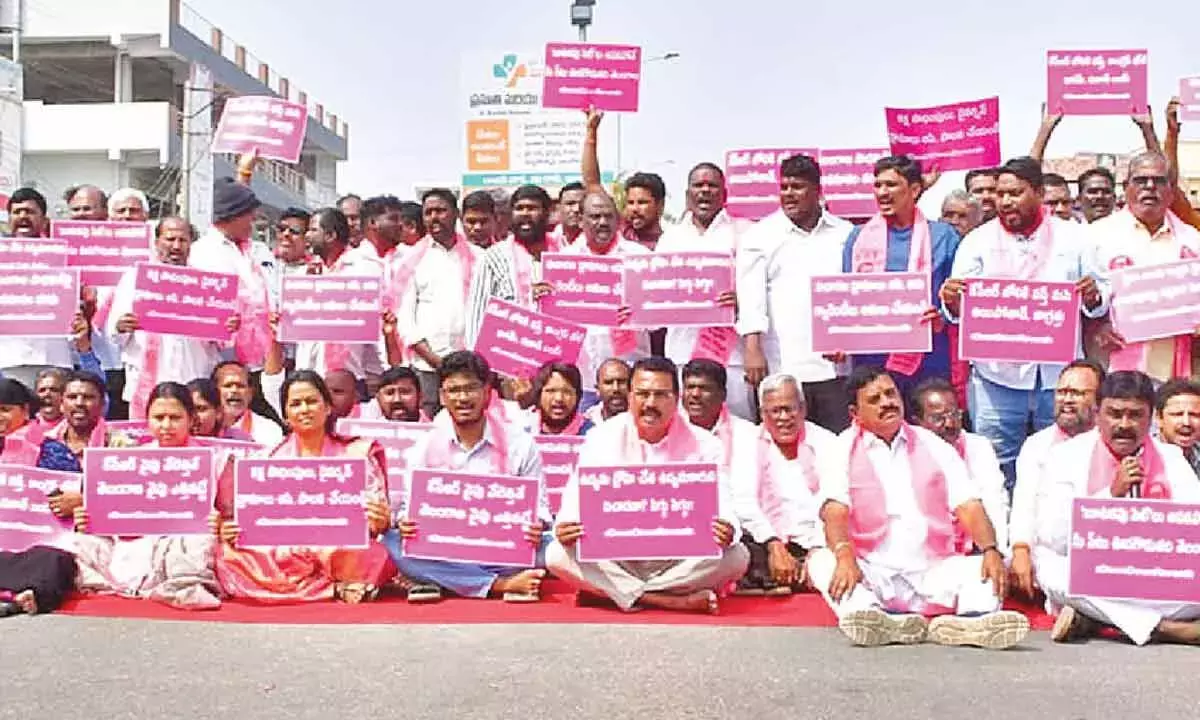 BRS नेताओं ने रास्ता रोको आंदोलन किया BRS नेताओं ने रास्ता रोको आंदोलन किया