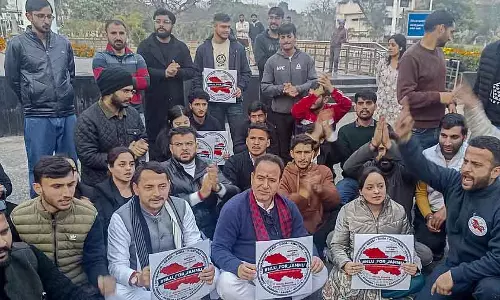 BJP MLA ने जम्मू के छात्रों के विरोध प्रदर्शन में हिस्सा लिया, नेशनल लॉ यूनिवर्सिटी की मांग का समर्थन किया BJP MLA ने जम्मू के छात्रों के विरोध प्रदर्शन में हिस्सा लिया, नेशनल लॉ यूनिवर्सिटी की मांग का समर्थन किया