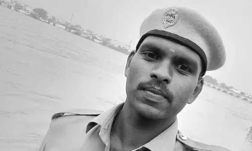 Chennai में हथियारबंद पुलिस कांस्टेबल ने आत्महत्या कर ली Chennai में हथियारबंद पुलिस कांस्टेबल ने आत्महत्या कर ली