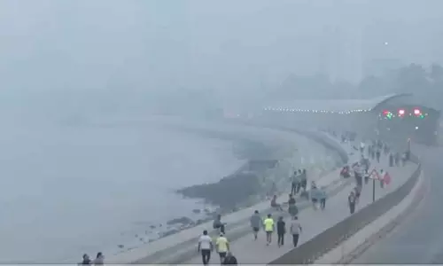 Mumbai : स्मॉग की चादर से शहर ढका, AQI गंभीर बना हुआ है Mumbai : स्मॉग की चादर से शहर ढका, AQI गंभीर बना हुआ है