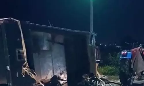 फर्रुखाबाद में गंगा स्नान कर वापस जा रही ट्रैक्टर ट्रॉली पलटी, एक बालक की मौत फर्रुखाबाद में गंगा स्नान कर वापस जा रही ट्रैक्टर ट्रॉली पलटी, एक बालक की मौत