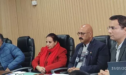 Himachal: मंडी एमसी कमिश्नर ने विकास कार्यों की प्रगति की समीक्षा की