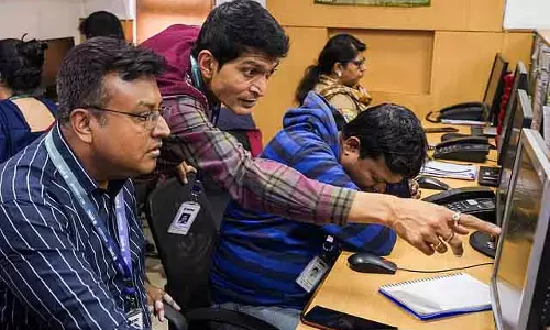 Budget पर प्रतिक्रिया: शेयर बाज़ार में गिरावट जारी Budget पर प्रतिक्रिया: शेयर बाज़ार में गिरावट जारी