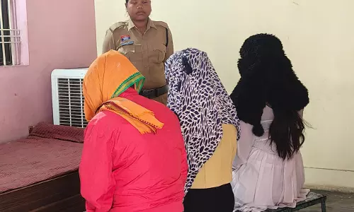 किराएदार बाहर से महिलाओं को लाकर करा रहा था देह व्यापार, आपत्तिजनक सामान के साथ दो गिरफ्तार किराएदार बाहर से महिलाओं को लाकर करा रहा था देह व्यापार, आपत्तिजनक सामान के साथ दो गिरफ्तार