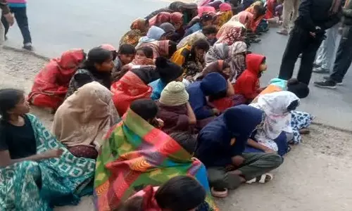 अधीक्षक के व्यवहार से छात्राओं में दहशत, सड़क में धरने पर बैठी अधीक्षक के व्यवहार से छात्राओं में दहशत, सड़क में धरने पर बैठी
