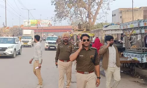 Dholpur: सर्विस लेन बनी पार्किंग, मुख्य सड़क प्रभावित Dholpur: सर्विस लेन बनी पार्किंग, मुख्य सड़क प्रभावित