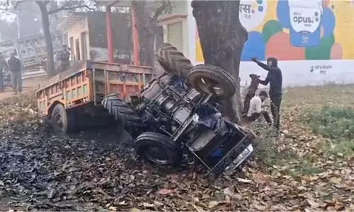 Jhansi:कुत्ते को बचाते हुए पलटा ट्रैक्टर, अफरा-तफरी Jhansi:कुत्ते को बचाते हुए पलटा ट्रैक्टर, अफरा-तफरी