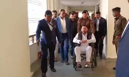 Tejashwi Yadav व्हीलचेयर पर बिहार विधानसभा पहुंचे
