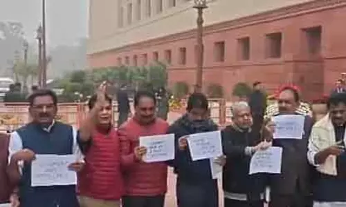 बजट में Kerala की अनदेखी: सांसदों ने विरोध किया बजट में Kerala की अनदेखी: सांसदों ने विरोध किया