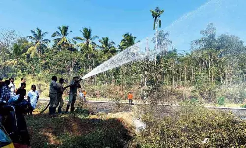 Kerala : रेलवे ट्रैक के पास आग लग गई Kerala : रेलवे ट्रैक के पास आग लग गई