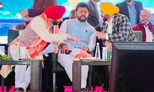 आप और BJP नेताओं ने एक-दूसरे से शिष्टाचार की बातें कीं, पुरानी यादें ताजा कीं आप और BJP नेताओं ने एक-दूसरे से शिष्टाचार की बातें कीं, पुरानी यादें ताजा कीं