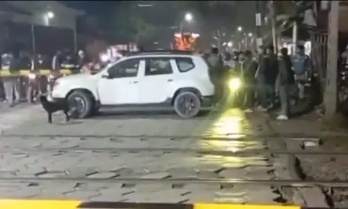 फाटक बंद, पास में कार और सामने से आती एक्सप्रेस ट्रेन, उसके बाद... फाटक बंद, पास में कार और सामने से आती एक्सप्रेस ट्रेन, उसके बाद...