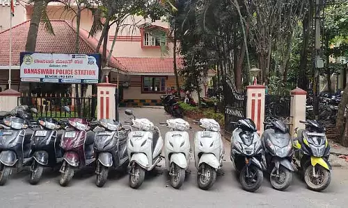 Bengaluru में अलग-अलग जगहों से दस दोपहिया वाहन ज़ब्त: तीन गिरफ्तार Bengaluru में अलग-अलग जगहों से दस दोपहिया वाहन ज़ब्त: तीन गिरफ्तार