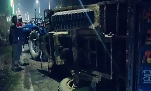 Farrukhabad: माघी पूर्णिमा के बाद ट्रैक्टर-ट्रॉली पलटी, 12 वर्षीय बालक मृत