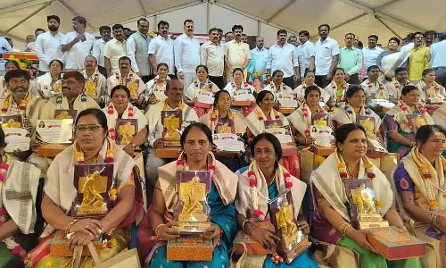 Anekal : 1,500 शिक्षकों के लिए दावत; फुले पुरस्कार Anekal : 1,500 शिक्षकों के लिए दावत; फुले पुरस्कार