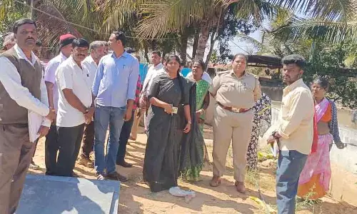 Shidlaghatta : तहसीलदार ने स्कूल की ज़मीन पर हुए अतिक्रमण को हटाने के लिए नोटिस जारी किया Shidlaghatta : तहसीलदार ने स्कूल की ज़मीन पर हुए अतिक्रमण को हटाने के लिए नोटिस जारी किया