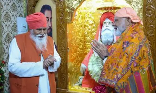 रविदास जयंती पर PM मोदी ने संत निरंजन दास से की मुलाकात रविदास जयंती पर PM मोदी ने संत निरंजन दास से की मुलाकात