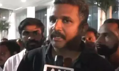 SIT की पूछताछ के बाद KCR का शक्ति प्रदर्शन, कार्यकर्ताओं का किया अभिवादन SIT की पूछताछ के बाद KCR का शक्ति प्रदर्शन, कार्यकर्ताओं का किया अभिवादन