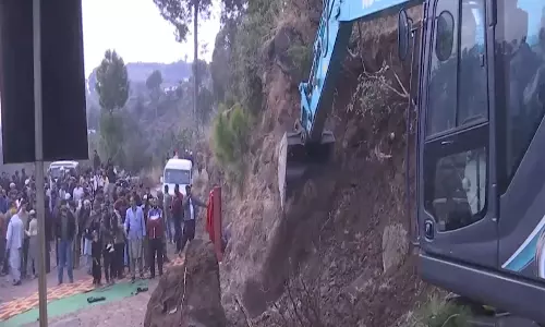 मियां अल्ताफ ने Rajouri में सड़क परियोजनाओं की आधारशिला रखी