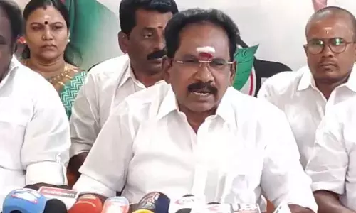 विजय का रिपोर्टर्स से मिलना एक बड़ी उपलब्धि है: Sellur Raju विजय का रिपोर्टर्स से मिलना एक बड़ी उपलब्धि है: Sellur Raju