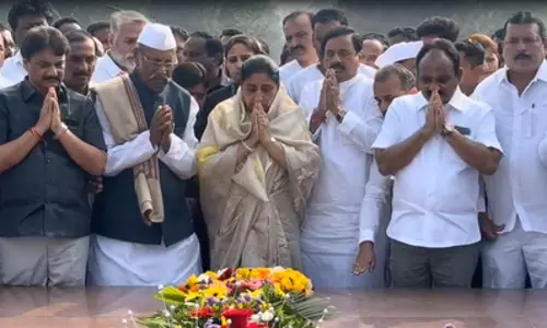 डिप्टी CM सुनेत्रा पवार ने यशवंतराव चव्हाण के स्मारक का किया दौरा डिप्टी CM सुनेत्रा पवार ने यशवंतराव चव्हाण के स्मारक का किया दौरा