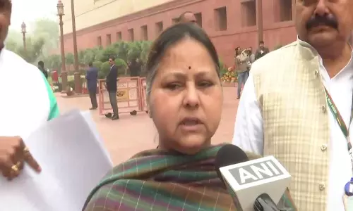 बिहार में विशेष दर्जा और कानून व्यवस्था को लेकर RJD सांसदों ने संसद में विरोध प्रदर्शन किया बिहार में विशेष दर्जा और कानून व्यवस्था को लेकर RJD सांसदों ने संसद में विरोध प्रदर्शन किया