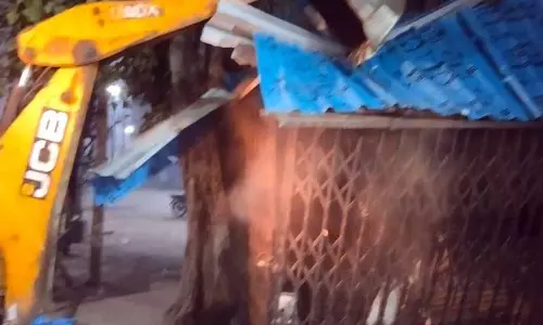 Amritsar नगर निगम ने बस स्टैंड के पास अवैध कियोस्क पर कार्रवाई की Amritsar नगर निगम ने बस स्टैंड के पास अवैध कियोस्क पर कार्रवाई की