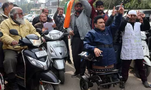 JAMMU: विकलांग एसोसिएशन ने पेंशन बढ़ोतरी और कल्याणकारी उपायों के लिए विरोध प्रदर्शन किया JAMMU: विकलांग एसोसिएशन ने पेंशन बढ़ोतरी और कल्याणकारी उपायों के लिए विरोध प्रदर्शन किया