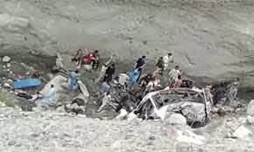 पख्तूनख्वा में खाई में कार गिरने से 6 लोगों की मौत