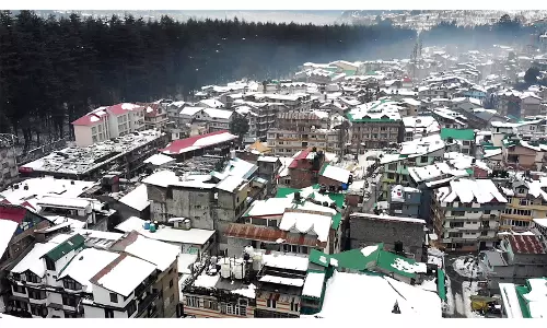 ताजा बर्फ की चादर से ढका Manali, शीतकालीन सौंदर्य का आनंद लेने के लिए उमड़ पड़ा ताजा बर्फ की चादर से ढका Manali, शीतकालीन सौंदर्य का आनंद लेने के लिए उमड़ पड़ा