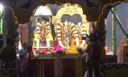 Tamil Nadu: मरियम्मन तेप्पाकुलम में मीनाक्षी-सुंदरेश्वर फ्लोट फेस्टिवल की धूम Tamil Nadu: मरियम्मन तेप्पाकुलम में मीनाक्षी-सुंदरेश्वर फ्लोट फेस्टिवल की धूम
