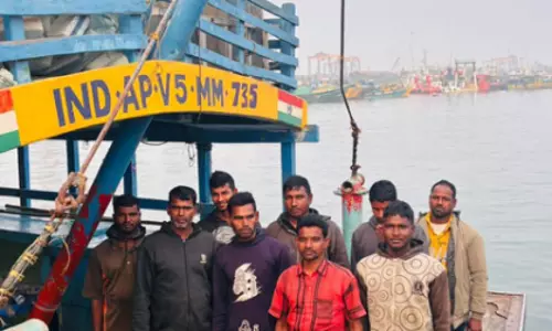 Andhra Pradesh के नौ मछुआरे बांग्लादेश से घर लौटे Andhra Pradesh के नौ मछुआरे बांग्लादेश से घर लौटे