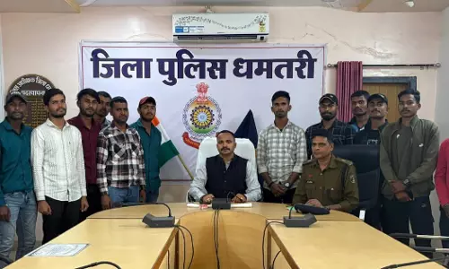 देशसेवा की ओर मजबूत कदम, अर्धसैनिक बलों में चयनित 13 नवयुवकों से एसपी धमतरी ने की आत्मीय मुलाकात देशसेवा की ओर मजबूत कदम, अर्धसैनिक बलों में चयनित 13 नवयुवकों से एसपी धमतरी ने की आत्मीय मुलाकात