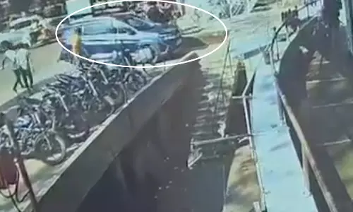 सरेआम गुंडागर्दी का लाइव VIDEO, कुरियर कंपनी में काम करने वाले युवक का अपहरण