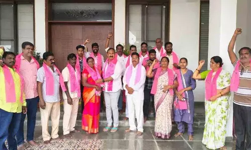 पूर्व विधायक बोल्लम मल्लैया यादव की मौजूदगी में BRS में शामिल हुए