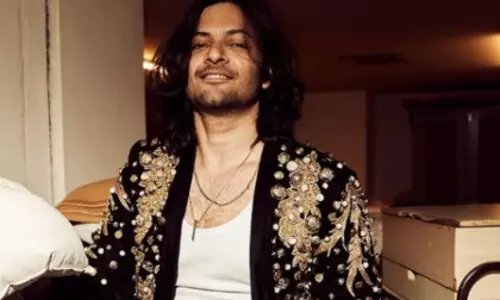 अली फज़ल ने मिर्ज़ापुर फिल्म से BTS शेयर किया अली फज़ल ने मिर्ज़ापुर फिल्म से BTS शेयर किया