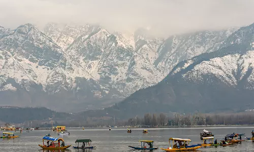 Kashmir में शीत लहर का कहर; डल झील पर पर्यटकों की भारी भीड़