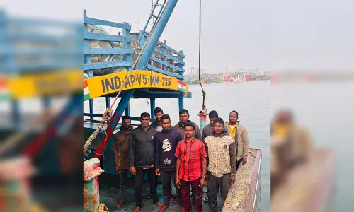 बांग्लादेश की जेल से रिहा होकर नौ मछुआरे लौटे विशाखापत्तनम बांग्लादेश की जेल से रिहा होकर नौ मछुआरे लौटे विशाखापत्तनम