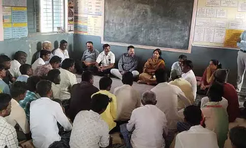 Yelburga : चिक्का बन्निगोला गांव में गर्म खाना खाने से बच्चे बीमार पड़ गए Yelburga : चिक्का बन्निगोला गांव में गर्म खाना खाने से बच्चे बीमार पड़ गए