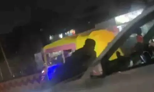 Gwalior रोड रेज घटना में कार के बोनट पर रिटायर्ड आर्मी जवान Gwalior रोड रेज घटना में कार के बोनट पर रिटायर्ड आर्मी जवान