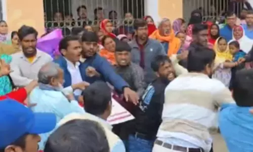 मालदा SIR नोटिस से अफरा-तफरी मची, लोग स्कूलों की ओर भागे, मारपीट की भी खबर मालदा SIR नोटिस से अफरा-तफरी मची, लोग स्कूलों की ओर भागे, मारपीट की भी खबर