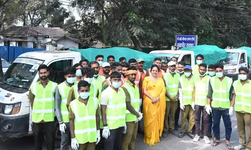 रायपुर मेयर ने कचरा गाड़ियों में ग्रीन नेट लगाने के दिए निर्देश रायपुर मेयर ने कचरा गाड़ियों में ग्रीन नेट लगाने के दिए निर्देश
