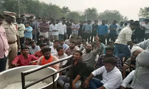 MGU के छात्र हॉस्टल के खाने में कीड़े मिलने पर विरोध प्रदर्शन कर रहे