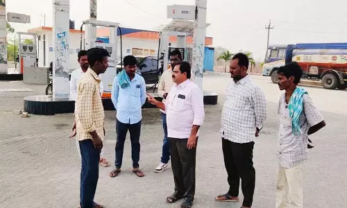 अधिकारियों ने मगनूर मंडल में बिना लाइसेंस वाले Petrol Station का दौरा किया