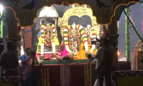 Tamil Nadu: मरियम्मन तेप्पाकुलम में हजारों लोग मीनाक्षी-सुंदरेश्वर फ्लोट फेस्टिवल के गवाह बने Tamil Nadu: मरियम्मन तेप्पाकुलम में हजारों लोग मीनाक्षी-सुंदरेश्वर फ्लोट फेस्टिवल के गवाह बने