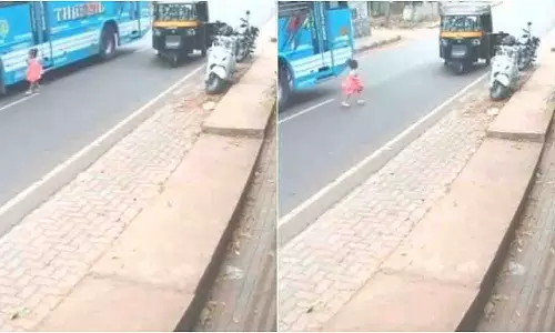 Kozhikode में एक तेज़ रफ़्तार बस के सामने अचानक एक लड़की आ गई Kozhikode में एक तेज़ रफ़्तार बस के सामने अचानक एक लड़की आ गई