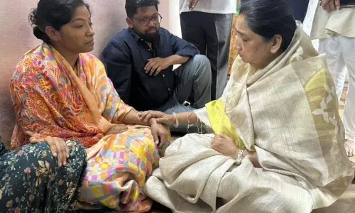 Deputy CM सुनेत्रा पवार ने जाधव परिवार को समर्थन दिया Deputy CM सुनेत्रा पवार ने जाधव परिवार को समर्थन दिया