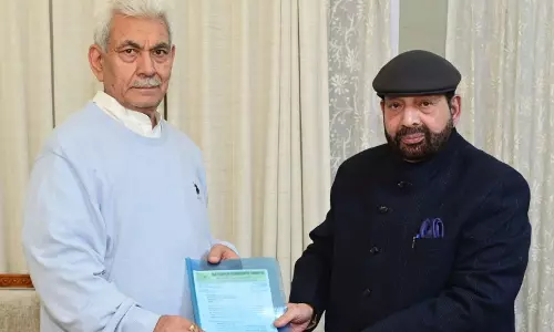 Srinagar: हकीम यासीन ने एलजी से बातचीत में रखे महत्वपूर्ण मुद्दे Srinagar: हकीम यासीन ने एलजी से बातचीत में रखे महत्वपूर्ण मुद्दे