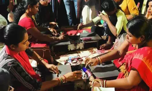 Bhubaneswar आदिवासी मेला 2026: लाख की चूड़ियां बनीं मुख्य आकर्षण Bhubaneswar आदिवासी मेला 2026: लाख की चूड़ियां बनीं मुख्य आकर्षण